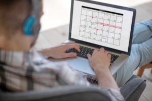 man create a content calendar schedule